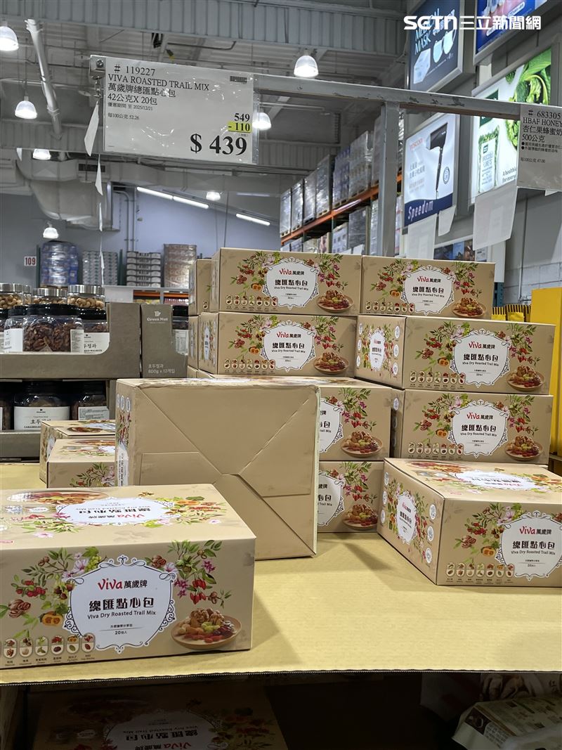 好市多的一款總匯點心包，近來降價110元，引發搶買潮。(圖／記者施春美拍攝)