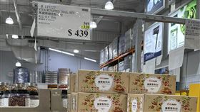 好市多的一款總匯點心包，近來降價110元，引發搶買潮。(圖／記者施春美拍攝)