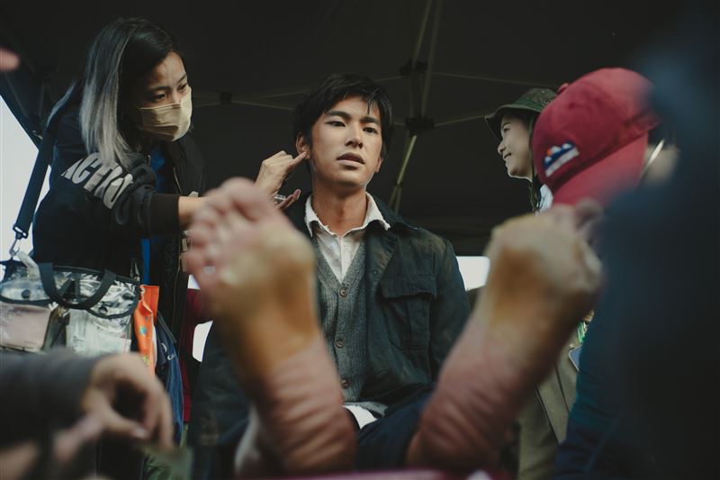 曾敬驊為符合躲藏於甘蔗田中的設定,讓角色在拍攝過程中逐步「變髒」,刻意保留不同階段狀態。(圖/華文創提供)