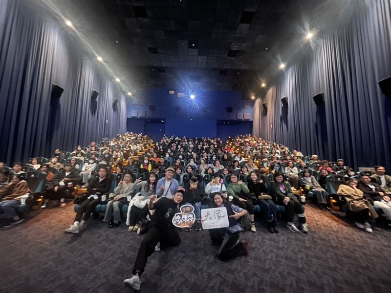 9m88(右)和胡智強(左)昨(14)日在台北一連跑了6場映前、映後,第1、2場大滿座,其他場滿座率也高達9成,讓兩位影人相當興奮與感動。(圖/華文創提供)