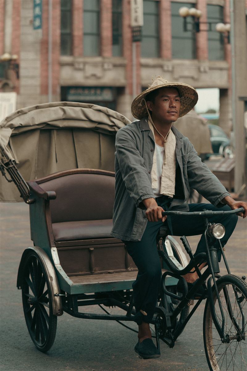 柯煒林飾演的趙公道為退伍軍人、以踩三輪車維生,又不太打理自己。(圖/華文創提供)