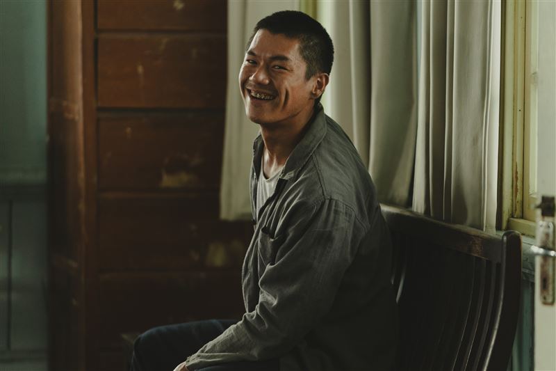 造型團隊設定柯煒林飾演的趙公道是「自己理髮」,讓原本的型男形象徹底消失。(圖/華文創提供)