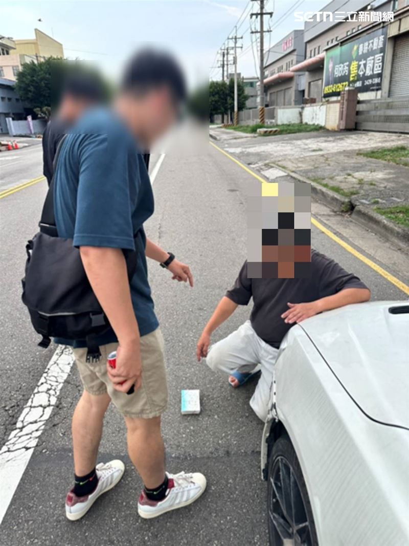 警鎖定一則以「高報酬股票代操」為號召的可疑貼文,經研判為詐團慣用技倆後,立即啟動「釣魚偵查」行動。警方喬裝成「求職者」與詐騙集團成員周旋,並在對方派員前來取件時,當場將車手圍捕歸案。(圖/翻攝畫面)