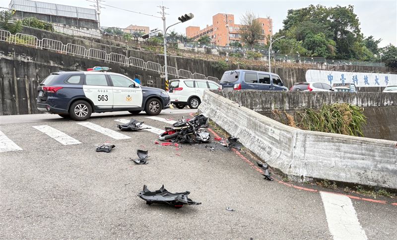 劉姓男大生無照騎乘黃牌重機，因自撞路口護欄後墜落橋下重傷身亡。（圖／翻攝畫面）
