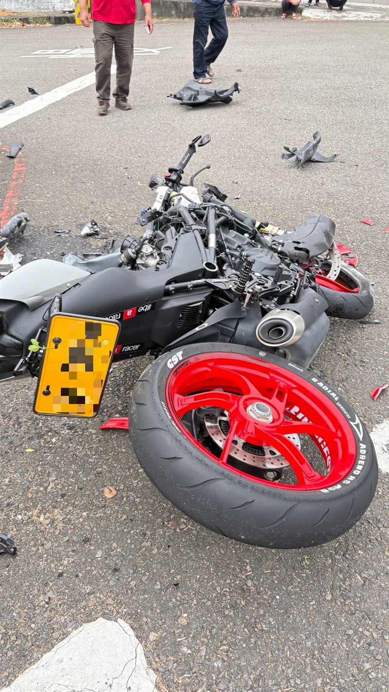 劉男越級駕駛，無照駕駛黃牌重機自撞身亡。（圖／翻攝畫面）