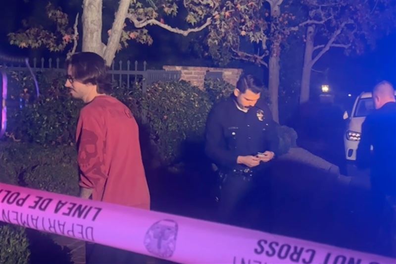 羅伯雷納的助理(左)得知雷納和他的妻子米歇爾死於洛杉磯家中後,情緒崩潰。(圖/路透社/達志影像)