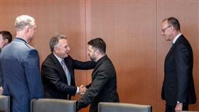 澤倫斯基柏林會上與川普特使魏科夫握手致意。（圖／翻攝自X平台 @Microinteracti1）