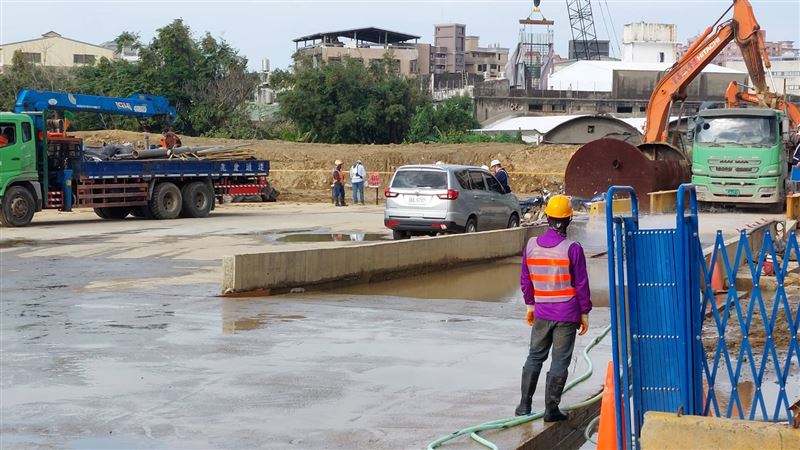 男子身上並未攜帶任何證件,身份還有待確認。(圖/翻攝畫面)