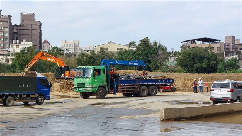 工人巡場時發現男屍。(圖/翻攝畫面)