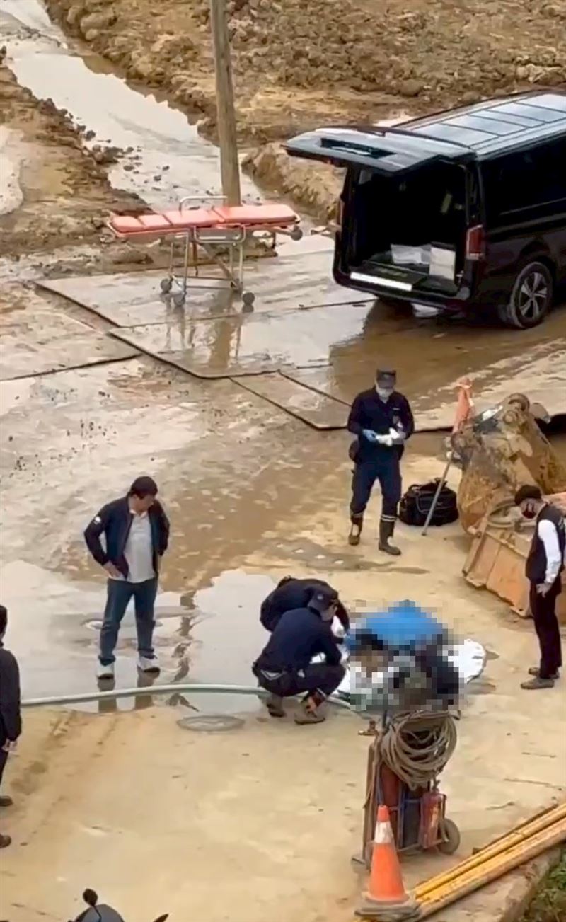 桃園鐵路地下化工程,今(10日)趴臥在工地水窪中,明顯死亡。(圖/翻攝畫面)