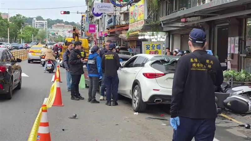 基隆市55歲楊姓男子昨天(15日)上午涉嫌毒駕上路,行經仁愛區仁一路失控暴衝,3名路人及8輛機車,釀成1死2傷事故。(圖/翻攝畫面)