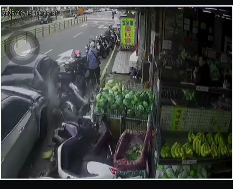 楊男開車肇事蔬果行遭波及。(圖/翻攝畫面)