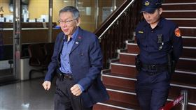 柯文哲離開法院京華城及柯文哲政治獻金案15日起在台北地方法院進行言詞辯論程序，中午休息時間，前台北市長柯文哲（左）離開法院，面對媒體未再多做回應。中央社記者趙世勳攝　114年12月15日