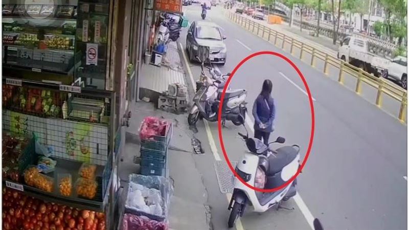 遭撞的60歲林姓婦人傷勢嚴重,送醫不治。(圖/翻攝畫面)