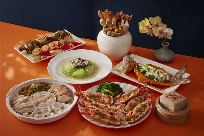 台北艾麗酒店常溫外帶年菜組即日起開放預購,七道菜色適用4至6人份,每套9,888元。1月9日前預訂付款,享早鳥85折優惠。(圖/飯店旅宿業者提供)