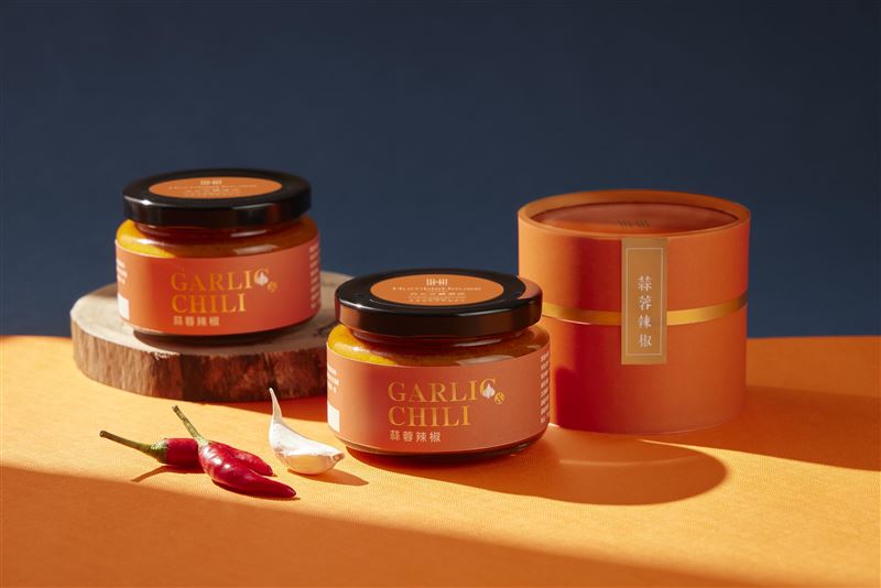 「艾家醬」蒜蓉辣椒醬。(圖/飯店旅宿業者提供)
