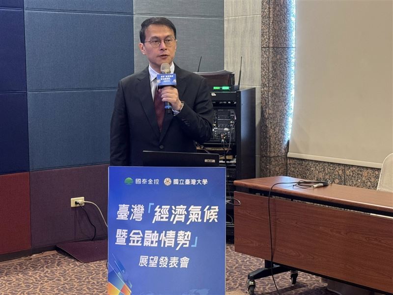 國泰金控報告指出,在AI投資熱潮的強勁帶動下,台灣經濟可望穩定成長。協同主持人徐之強預期,2026年經濟成長率約可站穩3.0%。報告上修2025年成長率至7.4%。隨著全球金融政策寬鬆,明年第一季台灣金融情勢指數有望落在「超向寬鬆」區間。徐之強提醒,應審慎關注能源供給及地緣政治波動等四大變數。(圖/記者師瑞德攝影)
