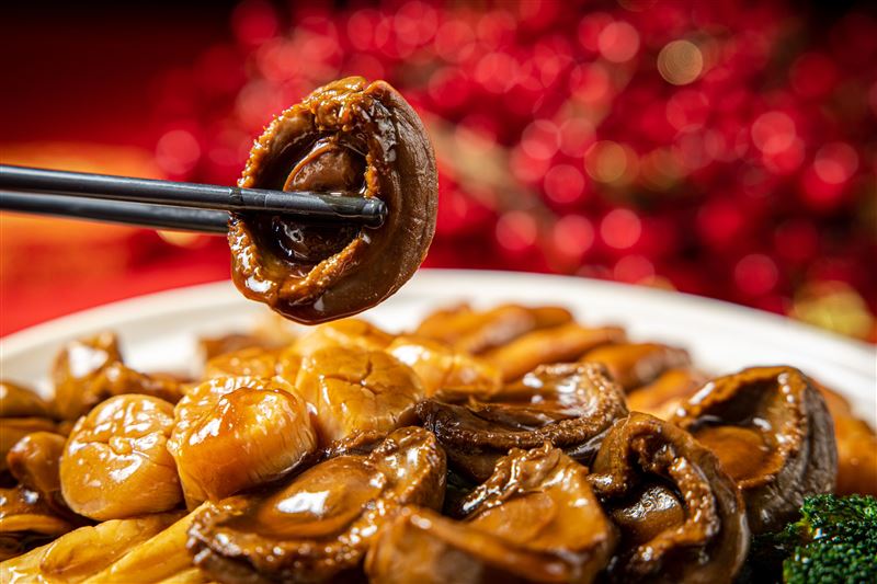 晶華軒乾鮑刺參頂級盆菜,使用了外型宛如金元寶、名列世界三大名鮑之一的日本岩手縣26頭吉品鮑魚。(圖/飯店旅宿業者提供)