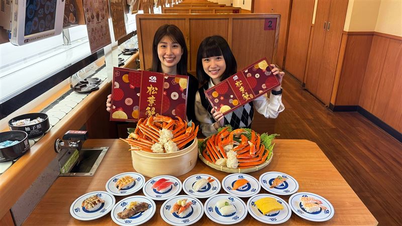 「嚴選豪華松葉蟹」為熟凍海鮮商品,每一隻蟹腳把關。(圖/品牌業者提供)