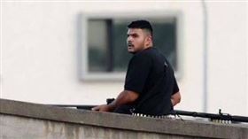 澳洲邦迪海灘槍擊事發當時，圖為兒子槍手、24歲的納維德。（圖／翻攝自X平台 @Sharis_Hashmi）