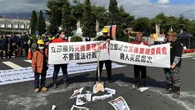 花蓮堰塞湖災民要求編重建專款（2）花蓮馬太鞍溪跨流域聯盟15日到花蓮縣政府前拉白布條喊口號，要求縣府編列重建專款、決策席次等，並把土砂倒在縣府前道路，還將縣長徐榛蔚、國民黨立委傅(山昆)萁等人照片埋在土砂中，表達不滿。中央社記者李先鳳攝　114年12月15日