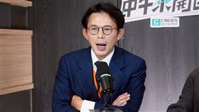 黃國昌質疑，為什麼謝幸恩化名寫的獨家還要被中央社告背信？「我聽了整個快要爆炸了」。（圖／《中午來開匯》提供）