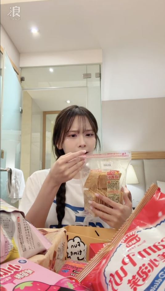 金佳垠反覆確認餅乾包裝。(圖/翻攝自YouTube)