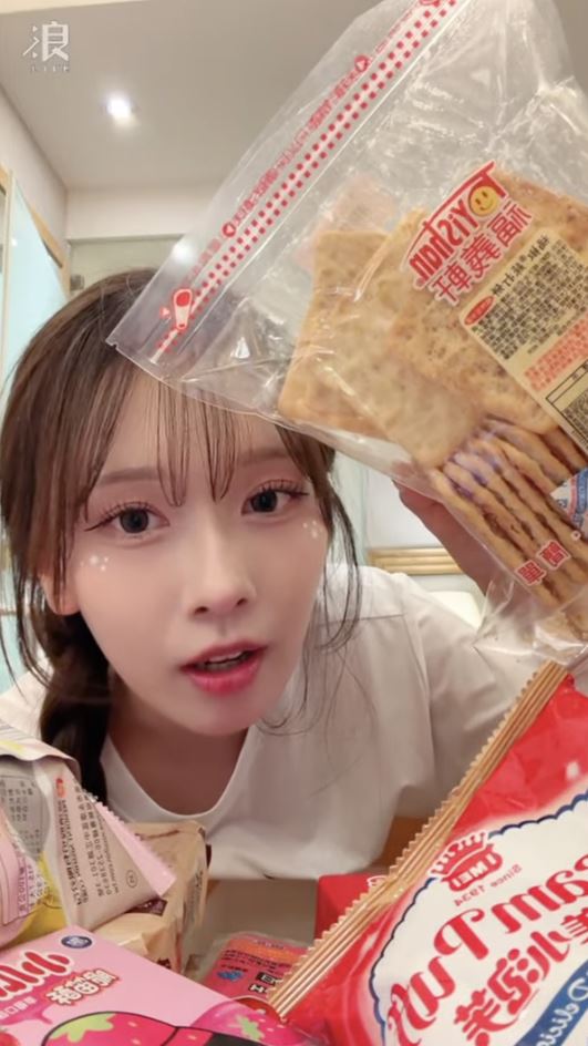 金佳垠收到食用過的零食。(圖/翻攝自YouTube)