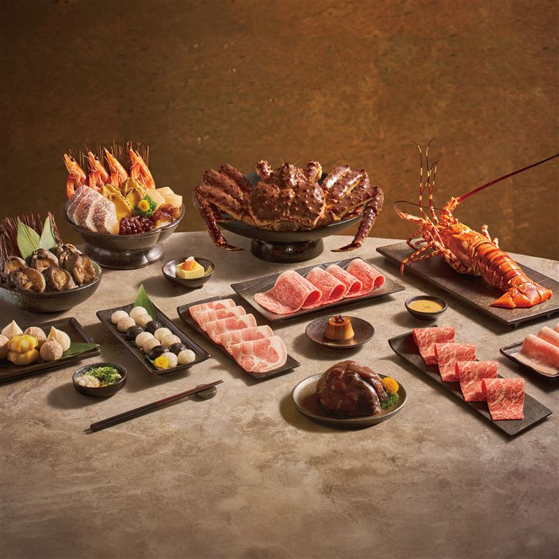 橘色涮涮屋2026年菜系列嚴選國內、外海陸頂級食材,從日本空運直送的活體鱈場蟹、澳洲活體龍蝦,到日本宮崎A5和牛。(圖/品牌業者提供)