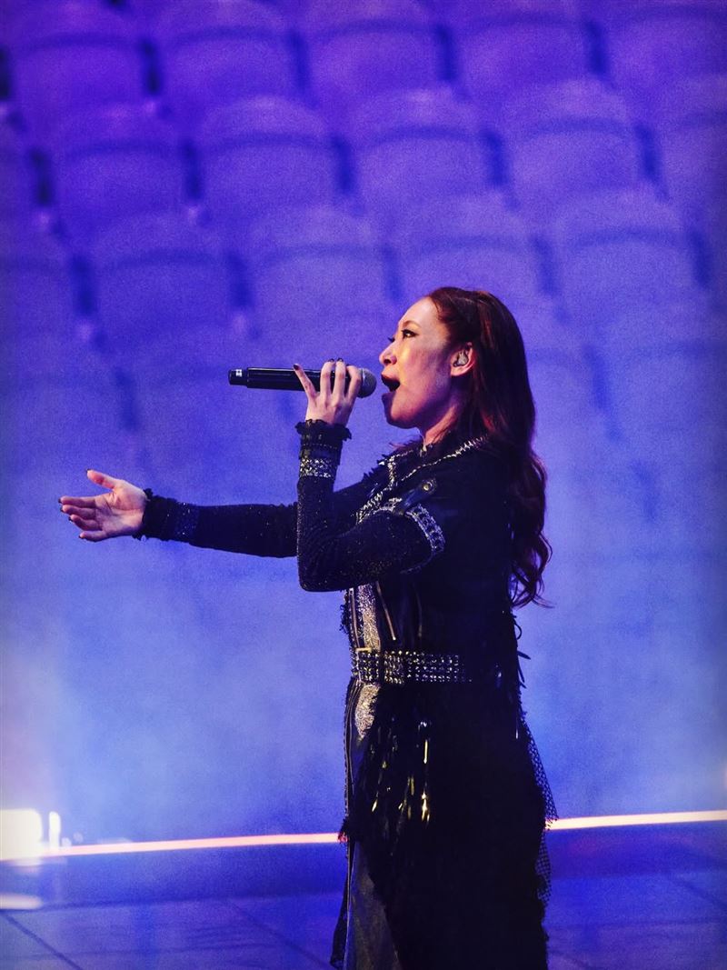 照片可見濱崎步在正式演出時背後座位空無一人。(圖/翻攝自IG @a.you)