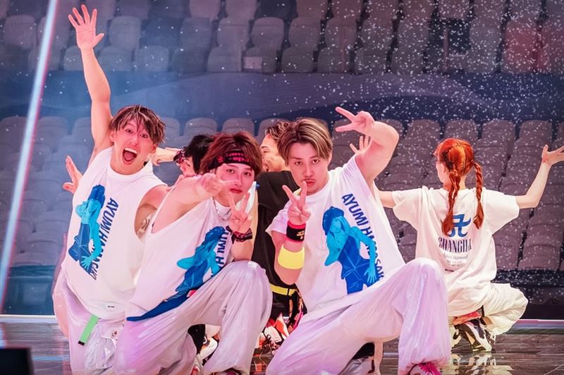 濱崎步在無人演唱會舞者們同樣認真演出。(圖/翻攝自IG @a.you)