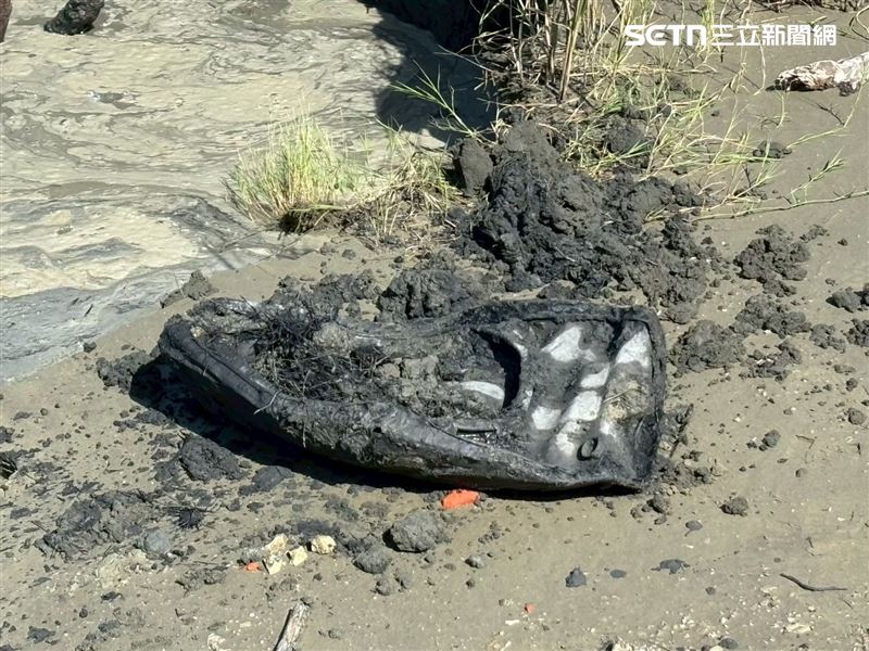 甚至篩選出的大型混凝土塊,非法運往台糖出租土地暫置,數量約352立方公尺,均未依廢棄物清理法規定辦理。(圖/翻攝畫面)