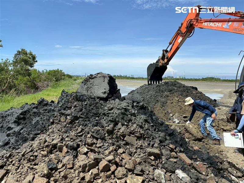 郭信良員工多次發現回填土方內含大量混凝土塊、塑膠管材等廢棄物,並拍照回報郭信良,但郭信良不僅未即時制止,反將相關照片、影像刪除,仍持續容任非法回填行為。(圖/翻攝畫面)