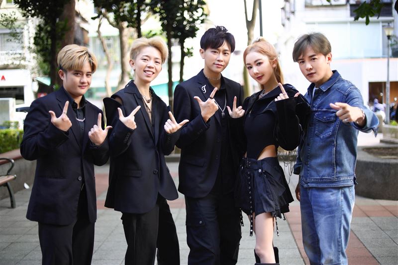 楊婷婭(右2)形容「心動宇宙U N V」3位成員像是自己的小孩。右1為金志遙。(圖/心動藝能提供)