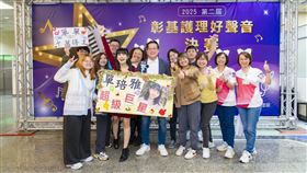 彰基11日晚間變身大型舞台，第二屆「彰基護理好聲音」熱力開唱，現場宛如演唱會般嗨翻全場，尖叫聲不斷。