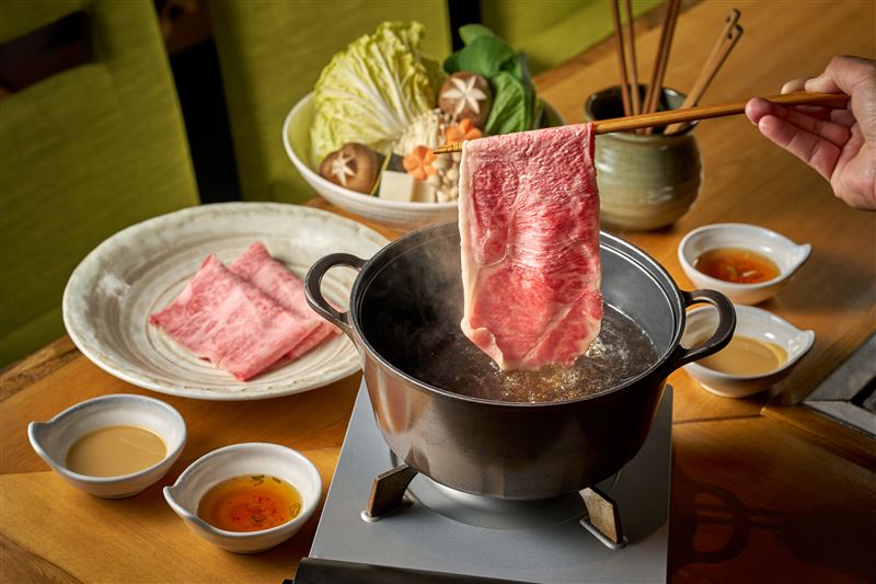 台北美福的晴山日本料理,將飛驒牛的鮮美滋味,以澄清的昆布與柴魚高湯的涮涮鍋方式,呈現其鮮美滋味(圖/飯店旅宿業者提供)