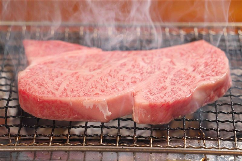 晴山日本料理即日起推出的【飛驒臻味】,可選擇以炭烤手法品嘗飛驒牛紐約客的細緻風味。(圖/飯店旅宿業者提供)