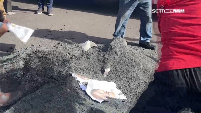 災民怒火再度爆發,把徐榛蔚、傅崐萁、林清水等人的照片丟進土裡埋起來