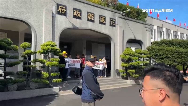 11日才號召500人抗議,馬太鞍溪災後重建預算,遲遲沒有明確回應,災民怒火再度爆發,15日又再到縣府外頭,拉起白布條爭取權益