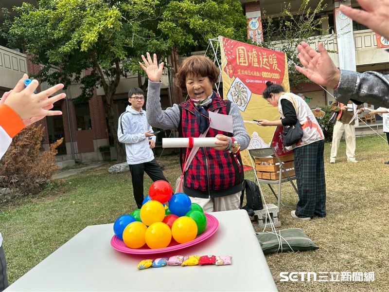 張奶奶在圍爐餐會開始前參加現場的趣味活動，雖然已經76歲又罹癌，但本身個性樂觀又勇敢的她，看起來仍相當有活力。（圖／翻攝畫面）