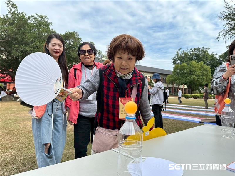 張奶奶闖關時的專注模樣相當可愛，就像一位童心未泯的長者，全身心地投入遊戲，展現出難得的活力與純真，讓一旁陪伴的志工們看了，都不禁嘴角上揚。（圖／翻攝畫面）