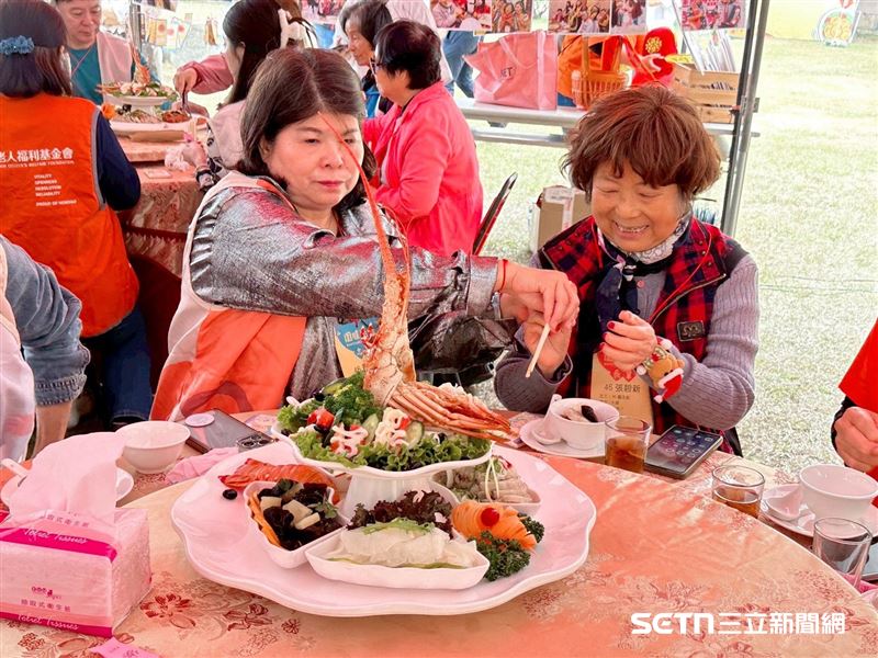 張奶奶在志工的陪伴下開心地享用圍爐餐，她說，自己雖然在台灣沒有任何親人、無依無靠，但很感謝弘道基金會與所有善心人士伸出援手。因為有了這些社工和志工的關懷，讓她重新感受到了「家」的溫暖和團圓的滋味，不再覺得自己是一個被社會遺忘的孤單老人。（圖／翻攝畫面）