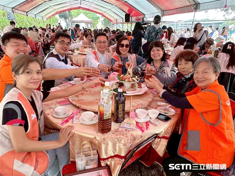 在農曆春節圍爐之際，台灣社會仍有許多角落是被遺忘和充滿孤寂的。當大多數家庭沉浸在熱鬧團圓的歡樂中時，仍有為數眾多的獨居長者、經濟弱勢家庭，或是因疾病、身心障礙而行動不便的邊緣戶，正在默默承受著形單影隻的落寞，過年過節對他們來說不僅不是一種喜悅，反而成為一種難以言喻的「提醒」。所以許多接受弘道基金會服務的弱勢阿公、阿嬤們，他們一年中最期待的活動就是圍爐餐會，此外，也因為長照和弘道的服務，讓原本難以自行出門、必須獨自面對日常生活的他們，能夠重新獲得與社會連結的機會，不僅在生活上得到實質的幫助，更在心靈上感受到了溫暖與被關懷的歸屬感。（圖／翻攝畫面）