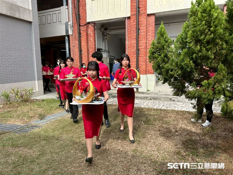 雖然是公益活動，但興大附農餐飲科的師生們每年都很用心，把這場餐會當作大飯店的「五星級」宴席來舉辦，不論是菜色還是服務的學生，都展現出專業、熱忱與最高規格的細膩。學生們不僅設計了精緻美味適合長輩入口的菜單，更以優雅的儀態和親切的笑容為長輩們服務，讓長輩們感受到備受尊重的頂級待遇。（圖／翻攝畫面）