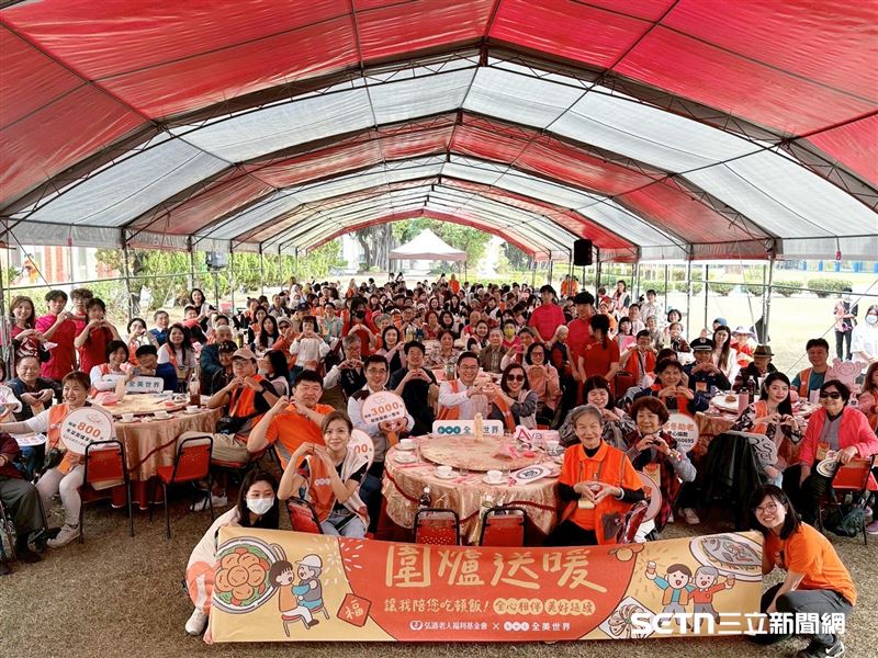 弘道基金會與新加坡商全美世界控股有限公司台灣分公司和興大附農餐飲科師生攜手合作,在歲末寒冬之際舉辦溫馨圍爐餐會,讓弱勢長輩感受團圓的溫暖,重拾被社會關懷的喜悅。現場多達逾300人,非常熱鬧和歡樂。(圖/翻攝畫面)