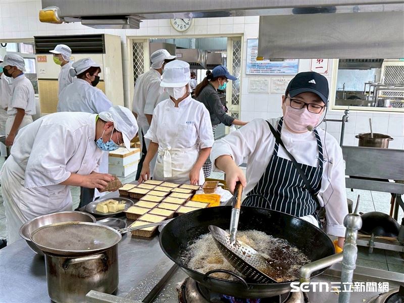 興大附農餐飲科學生們已經連續6年義煮，擔任弘道台中服務處所舉辦的圍爐餐會「總鋪師」以及「一日孫子、孫女」，送暖給弱勢長輩們。（圖／翻攝畫面）