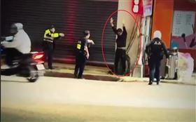 基隆市安樂區今天（15日）發生槍擊命案，鄭姓男子（34歲）在保時捷車內遭盧姓男子（33歲）連開兩槍斃命，警方已逮捕盧男偵訊中。據了解，2人皆為天道盟同心會成員，疑因金錢糾紛爆發衝突，全案將依殺人罪偵辦。