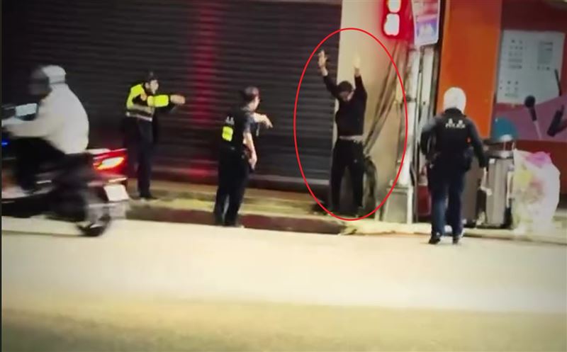 盧男12月7日凌晨在基隆廟口夜市附近揮刀鬧事,警方噴辣椒水將他制伏。(圖/翻攝畫面)