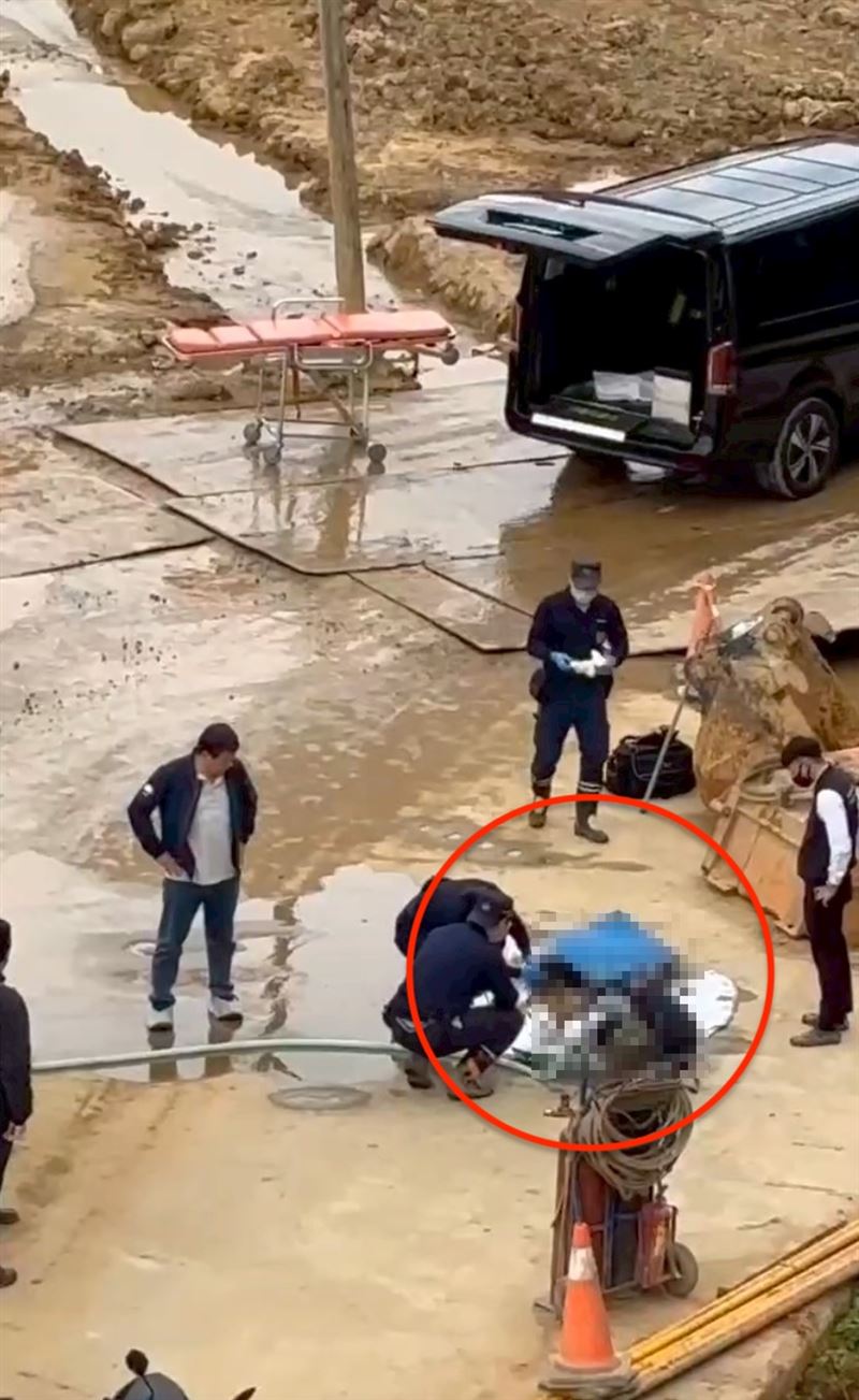 身分不明男子趴倒在鐵路地下化工地明顯死亡。(圖/翻攝畫面)