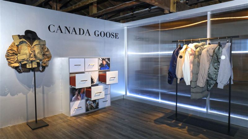 Chilliwack飛行員外套典藏展區呈現珍藏影像、不同年代的品牌標誌、面料、針線與拉鍊細節。(圖/品牌業者提供)